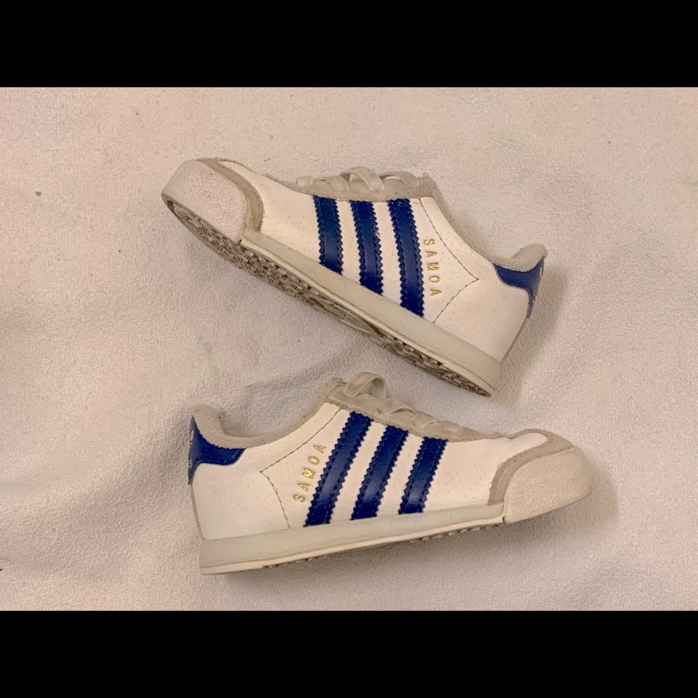 Adidas Little Boys sneakers white with blue stripes. Size 6 in boys/ Unisex